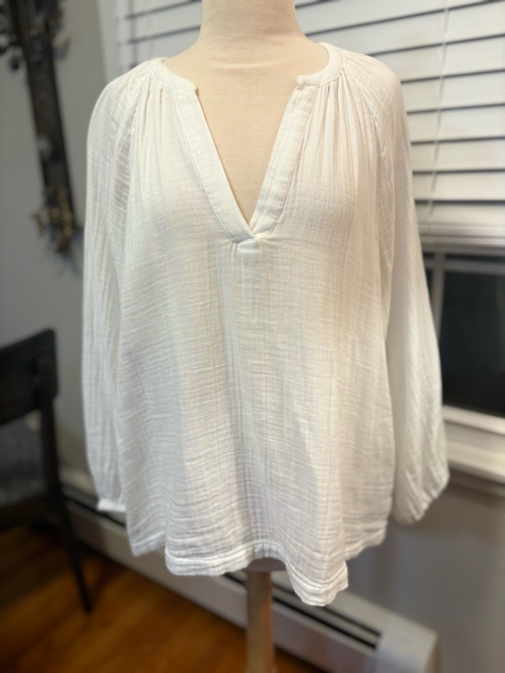 Old Navy 109% Cotton White V-Neck Gauze Peasant Blouse (Large)